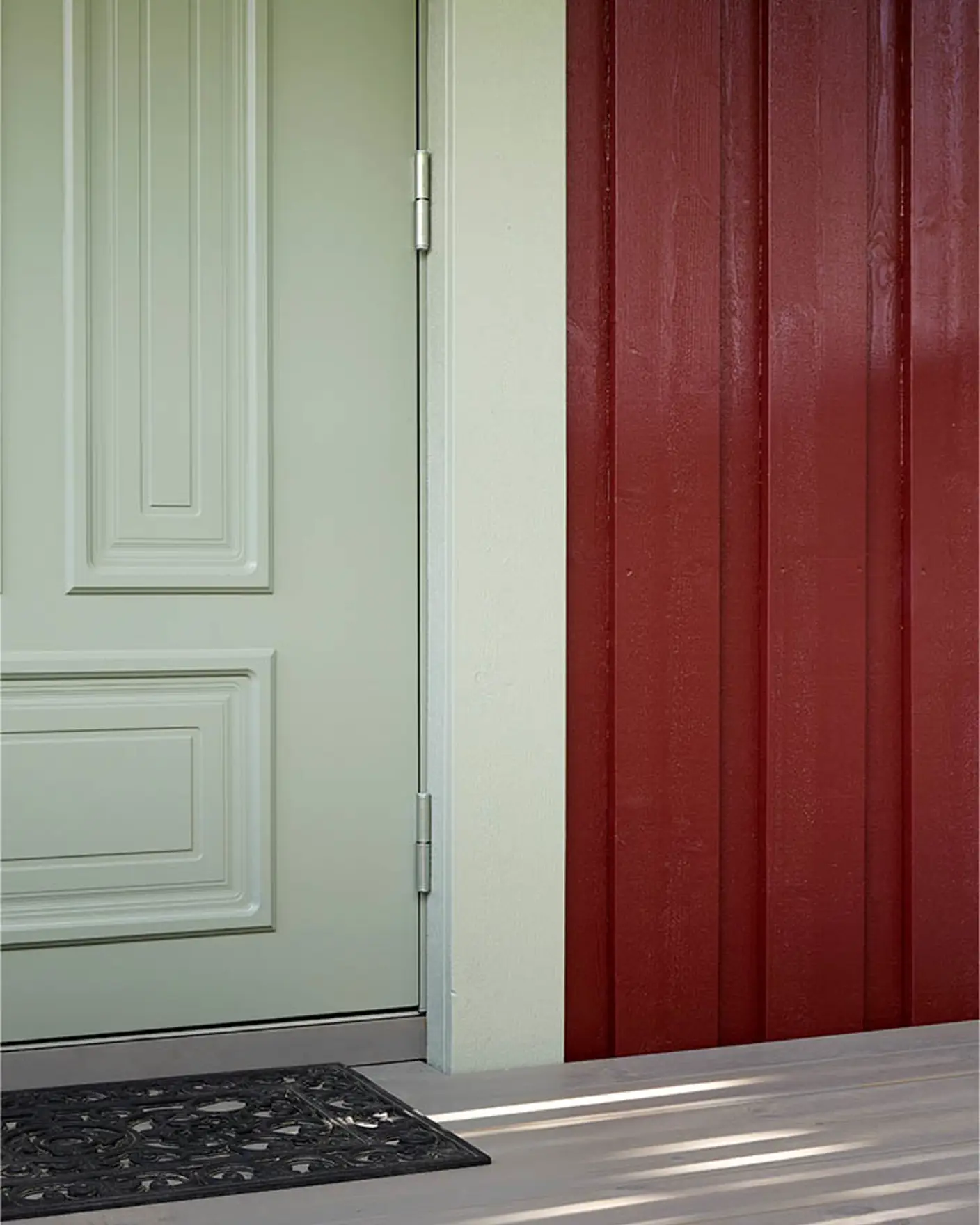 Hus malt i 2006 Husmannsrød og dør malt i 8426 Dewy Green med omramming i fargen 7053 Lærdal