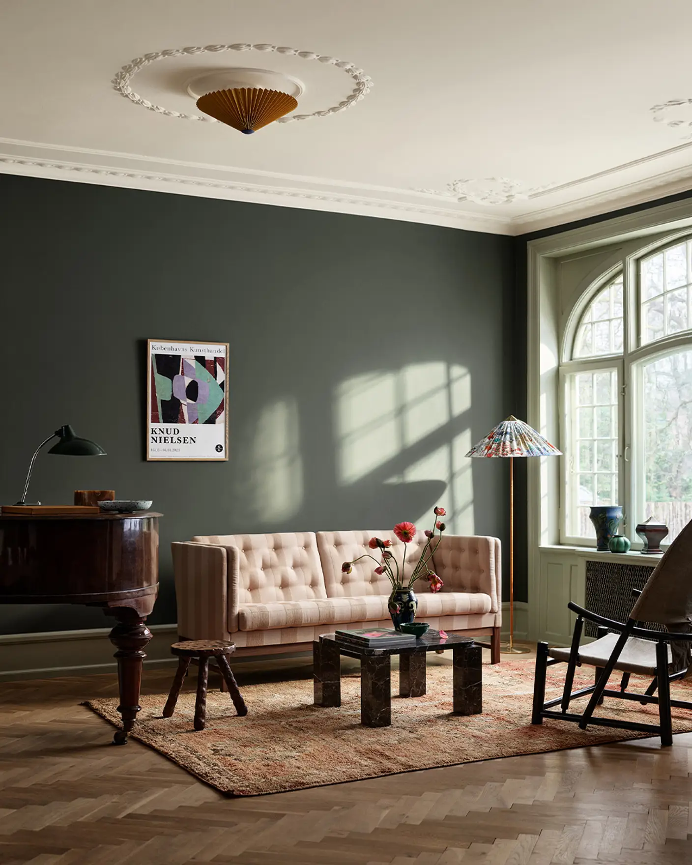 Beige sofa foran en grønn vegg i fargen Northern Mystic fra Jotun