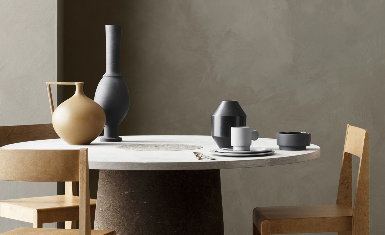 Spisebord og stoler foran en vegg malt med Jotun LADY Minerals kalkmaling