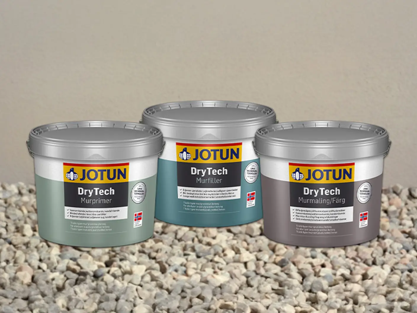Tre spann med Jotun DryTech murmaling, murprimer og murfiller foran en malt grunnmur