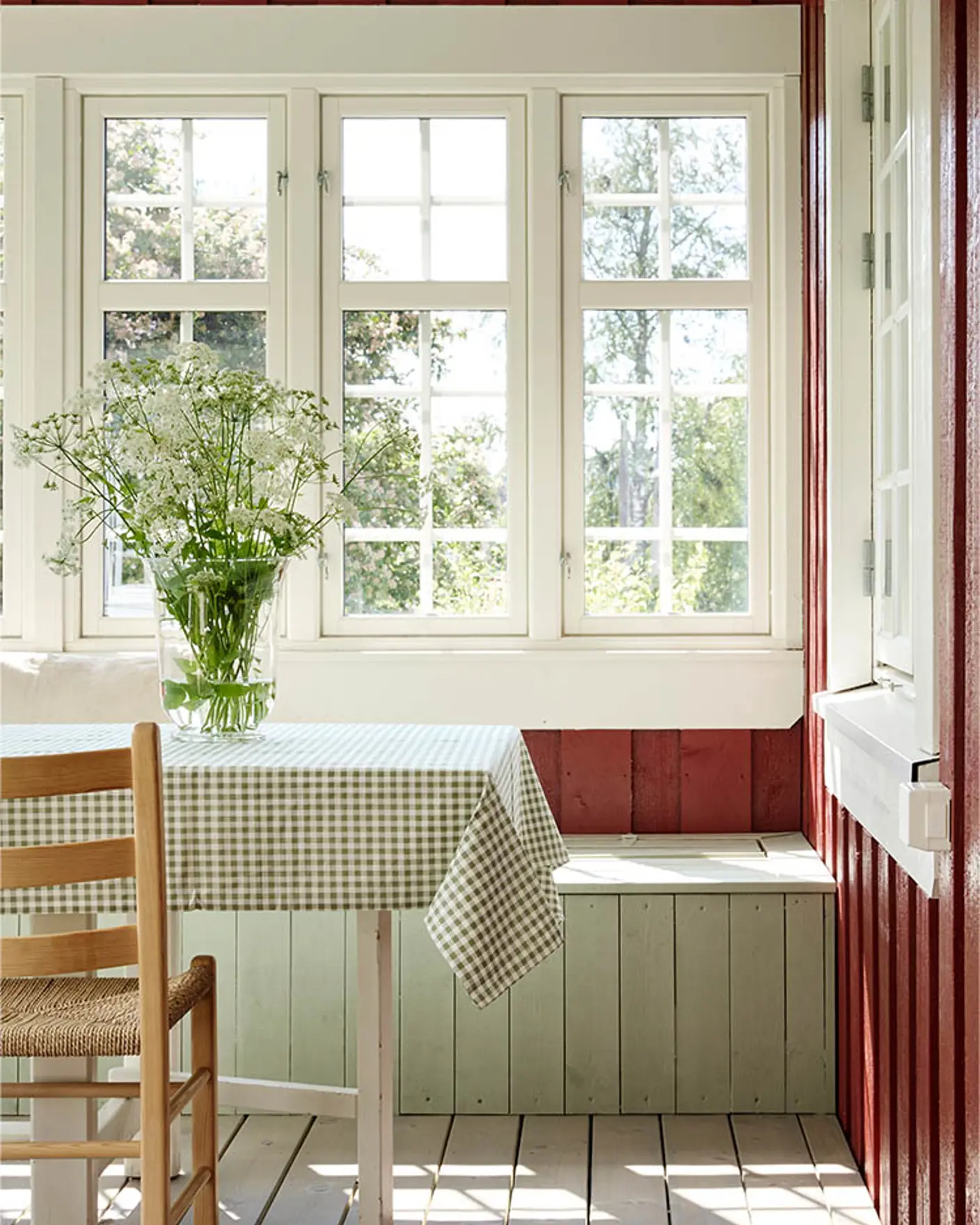 Hus malt i 2006 Husmannsrød, sittekasse i 7053 Lærdal, vinduer malt i 1453 Bomull, vindusomramming malt i 1274 Dus og terrasse beiset i fargen 90029 Naturlig Sølvgrå