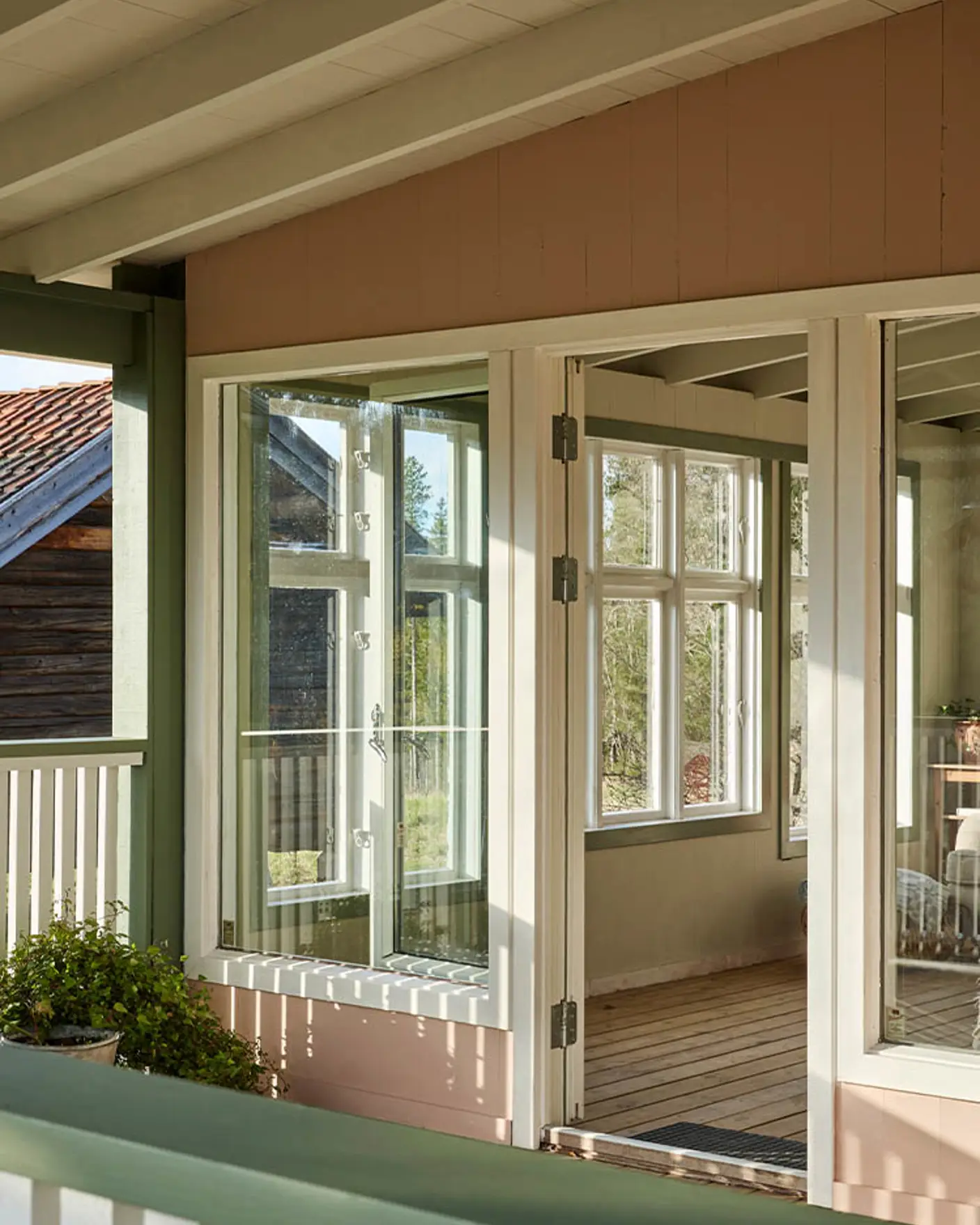 Hus i 0239 Mellomrosa med vinduskarmer i 10784 Skyggehvit