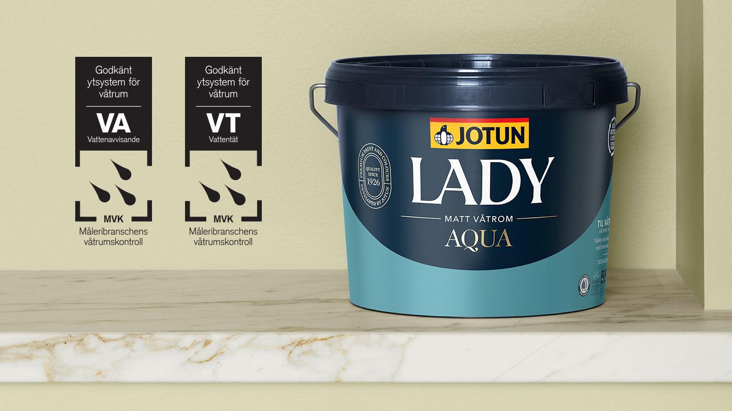 Färgburk med Jotun Lady Aqua, godkänd för våtrum, står på en marmoryta. Intill finns symboler för vattenavvisande och vattentätt ytsystem enligt måleribranschens våtrumskontroll. Väggar målade i Jotun 8596 Sunny Green.
